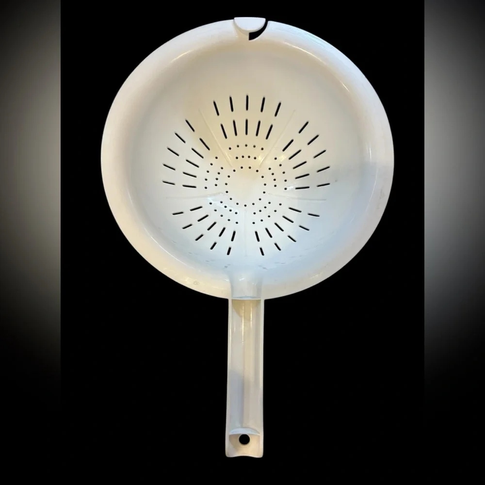 Tupperware 2 Quart Large White Colander Strainer Made in USA #8382 No Flaws Seen